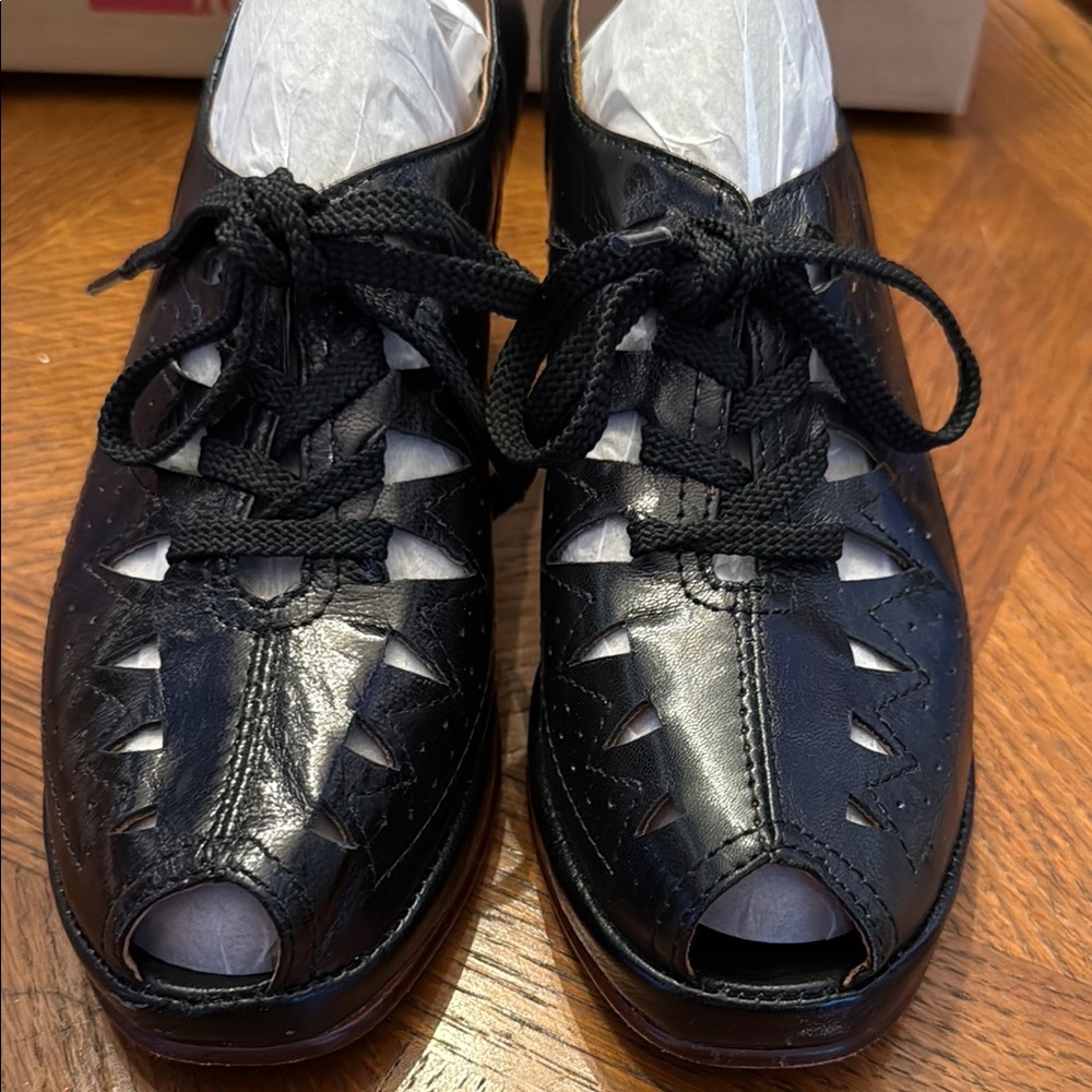 Re-mix vintage 1940s style lace up shoe